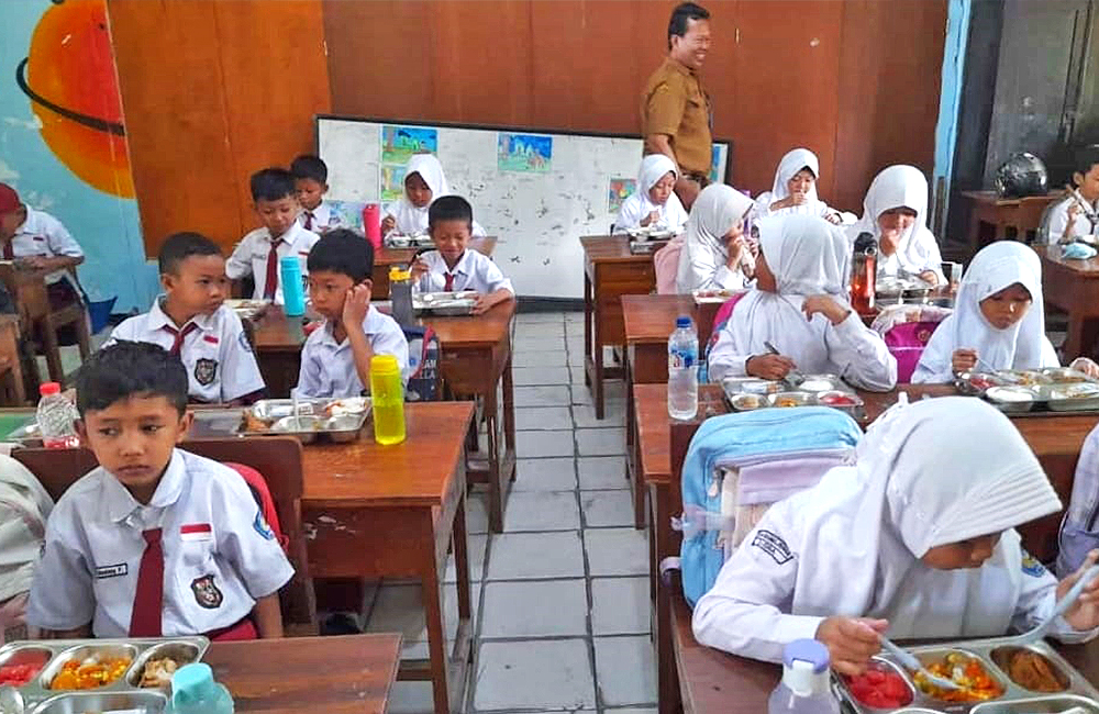 MAKAN BERGIZI GRATIS: Siswa-siswi SD Karangjati, Kecamatan Blora Kota menyantap makanan program MBG yang dimulai kemarin (13/1).