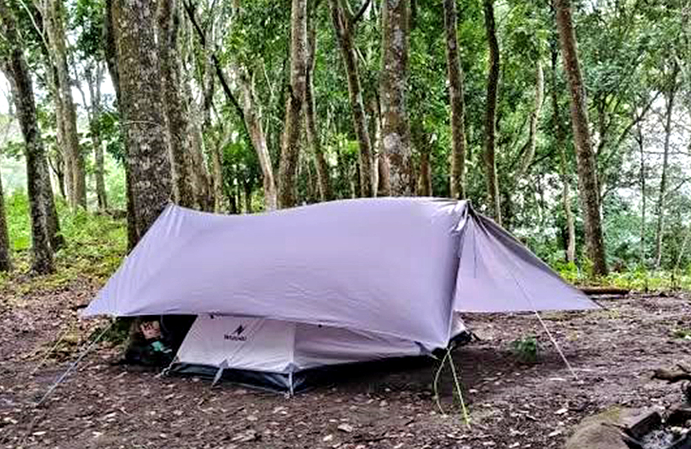BELUM DIKELOLA: Warga mendirikan tenda di puncak Gunung Pandan. Selama ini belum ada pengelolaan yang jelas.