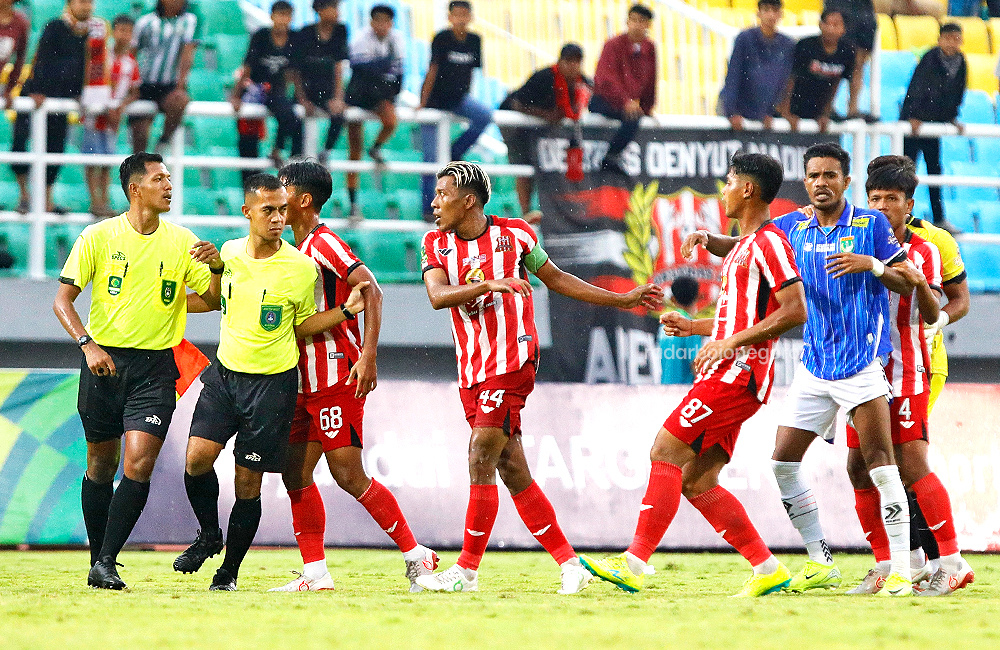 KEJAR WASIT: Pemain Deltras FC mengejar wasit sebagai bentuk protes usai Persibo menyamakan kedudukan 1-1, Sabtu (11/1) lalu.  Skuad Persibo fokus persiapan menghadapi PSIM Jogjakarta pada 18 Januari.