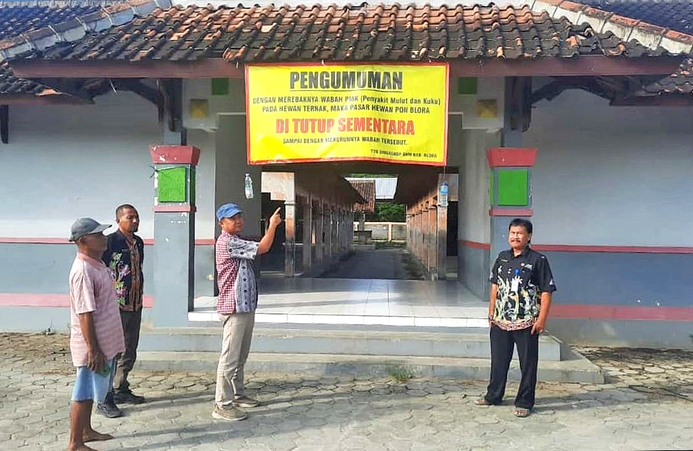 TUTUP: Pasar Hewan Pon Blora ditutup sementara akibat merebaknya virus PMK yang telah mengakibatkan 46 ekor sapi mati.