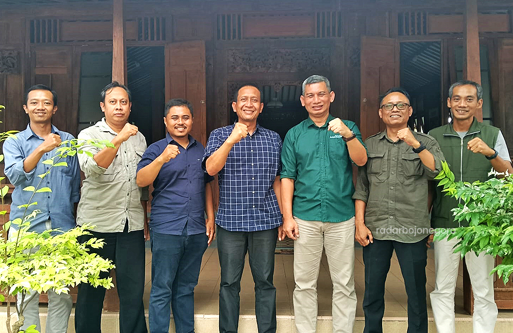 SIAP KOLABORASI: Bupati Terpilih Setyo Wahono foto bersama Direktur Jawa Pos Radar Bojonegoro Bachtiar Febrianto didamping manajer dan pemred.