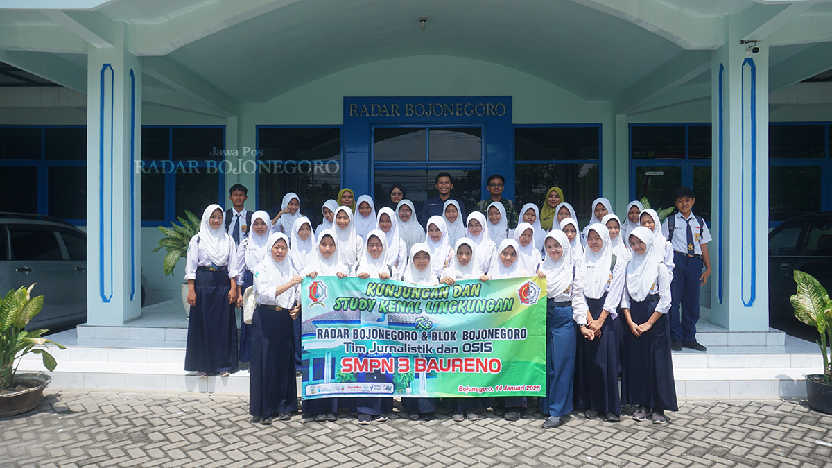SEMANGAT: Sebanyak 31 siswa dan tiga guru pembina ekstrakurikuler jurnalistik SMPN 3 Baureno berkunjung dan belajar di kantor Jawa Pos Radar Bojonegoro kemarin (14/1). (HAKAM ALGHIVARI/RADAR BOJONEGOR
