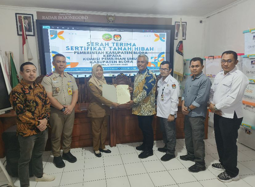 HIBAH: Pemkab Blora telah   menyerahkan hibah tanah seluas 2.000 meter persegi kepada KPU Blora. (ISTIMEWA/RADAR BOJONEGORO)