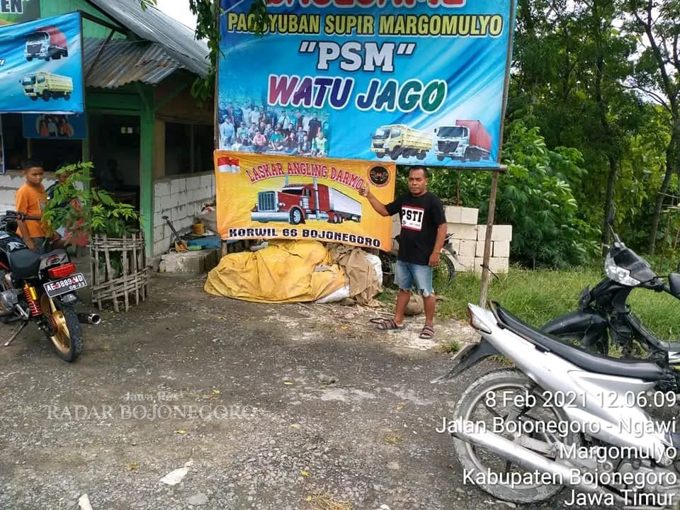 STANDBY: Anggota PSM Watu Jago, kerap standby di warung kawasan Alas Watu Jago. Mereka kompak memberi pertolongan pada korban laka hingga trouble di jalan. (ISTIMEWA/RADAR BOJONEGORO)
