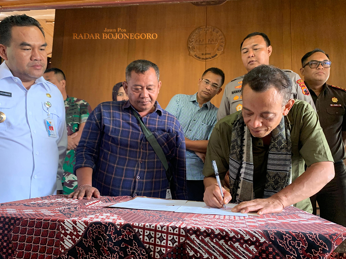 DAMAI: Ketua ormas PP dan GRIB Jaya menempuh jalur damai usai dimediasi Bupati Blora Arief Rohman dan disaksikan Forkopimda di Pendapa Rumah Dinas Bupati kemarin (15/1). (ISTIMEWA/RADAR BOJONEGORO)