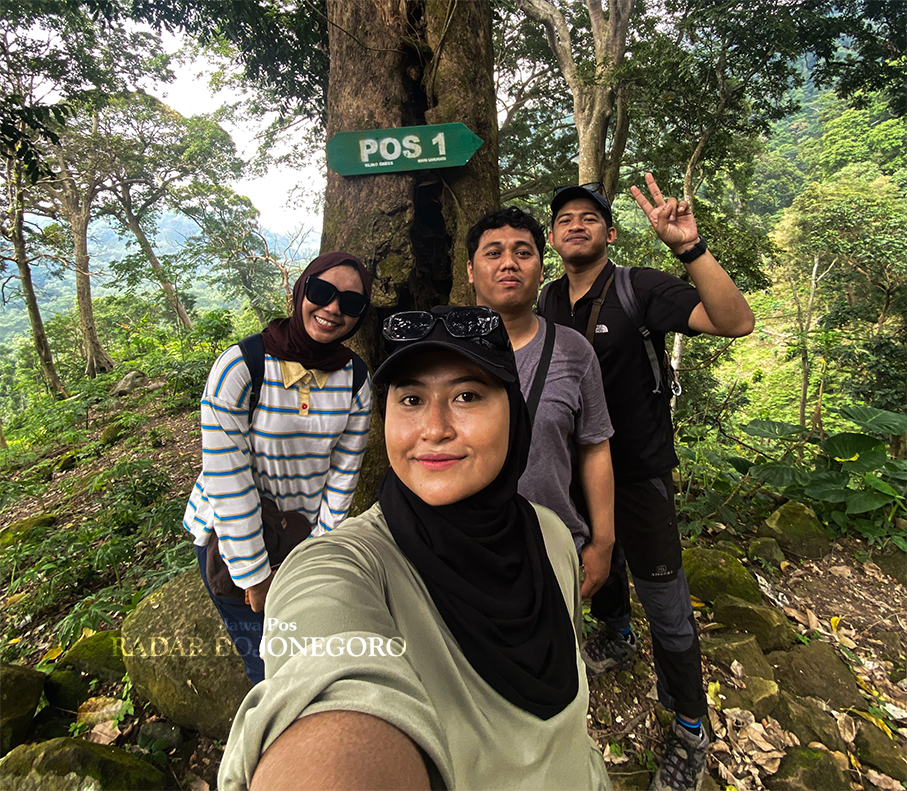 PENDAKIAN: Keseruan para pendaki usai menaklukkan puncak Gunung Pandan yang berlokasi di Desa Klino, Kecamatan Sekar.  (ISTIMEWA/RADAR BOJONEGORO)