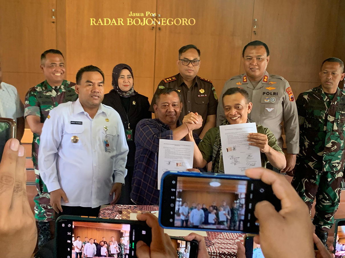 JABAT TANGAN: Ketua PP Blora Munaji dan Ketua GRIB Jaya Blora Sugianto berjabat tangan saat deklarasi damai di Pendapa Rumah Dinas Bupati Blora, Rabu (15/1). (ISTIMEWA/RADAR BOJONEGORO)