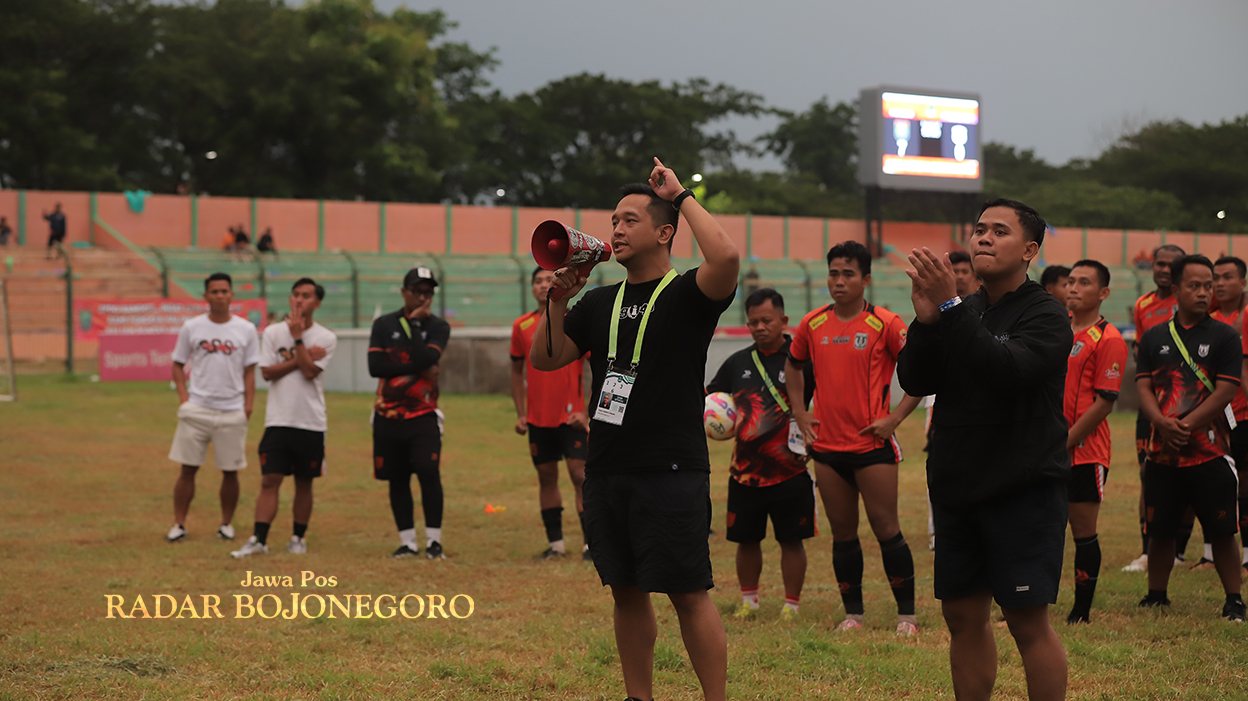 Presiden Persibo Bojonegoro, Deddy Adrianto saat berorasi di depan suporter Persibo pasca pertandingan melawan RANS Nusantara (4/1) (YUAN EDO/RADAR BOJONEGORO)
