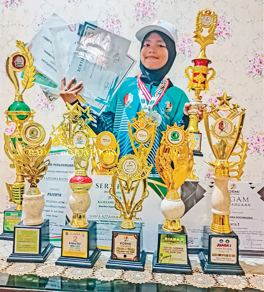 BANGGA: Trofi, medali, dan piagam di bidang olahraga panahan yang disabet oleh Shafa mulai dari tingkat kabupaten hingga Nasional. (ISTIMEWA/RADAR BOJONEGORO)
