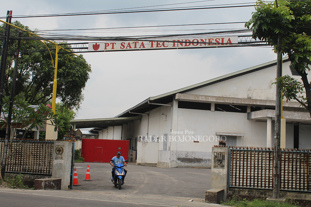 DIKELUHKAN WARGA: Aktivitas dari pengolahan tembakau PT Sata Tec di Desa Sukowati, Kecamatan Kapas dikeluhkan warga sekitar. Pihak perusahaan berencana meninggikan cerobong. (DHANI WAHYU ALFIANSYAH/RA