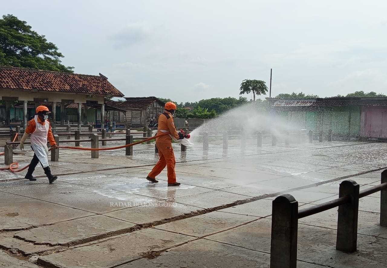 PENYEMPROTAN: Upaya memutus mata rantai penularan PMK, dua pasar hewan di Blora disemprot disinfektan. Tercatat 46 ekor sapi mati terserang PMK. (ISTIMEWA/RADAR BOJONEGORO)