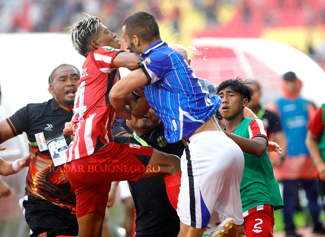 RICUH: Duel Deltras FC dengan Persibo berakhir ricuh, PT LIB menjadwalkan pertandingan lanjutan pada hari ini (18/1) di Stadion Sasana Krida Akademi Angkatan Udara Jogjakarta. (ANGGER BONDAN/JAWA POS)