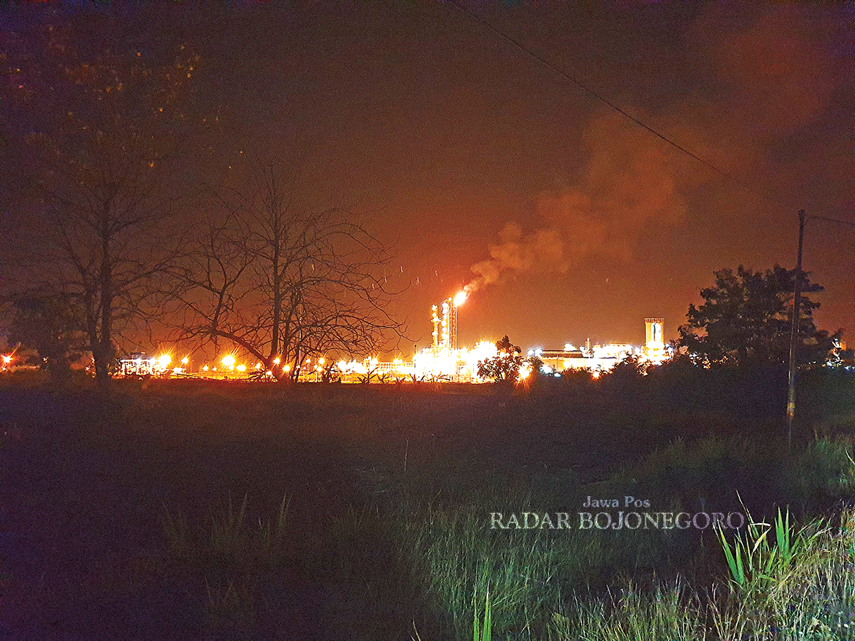 MENYALA: Flare di Lapangan Banyu Urip Blok Cepu Cepu saat malam hari terlihat menyala. Belum semua desa di sekitar sumur migas ditetapkan sebagai desa penghasil. (HAKAM ALGHIFARI/RADAR BOJONEGORO)
