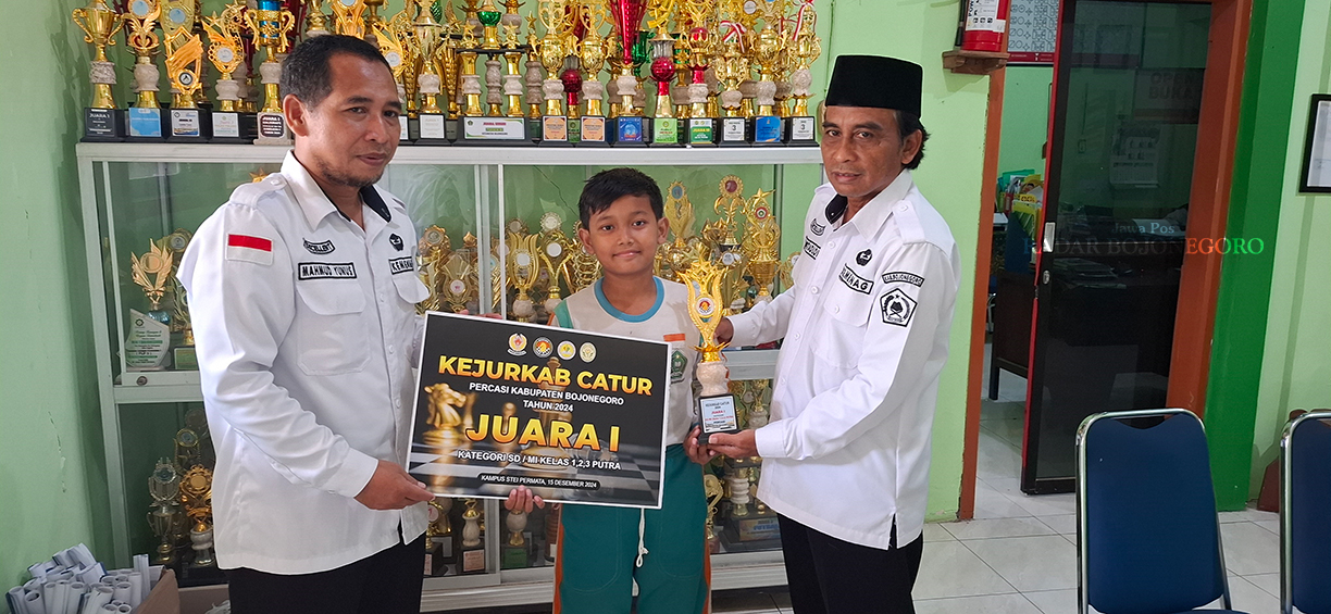 SENYUM: Sakha sejak TK hingga kelas 3 MI kerap mengikuti kejuaraan catur dan juga sering menyabet juara. (DEWI SAFITRI/RADAR BOJONEGORO)