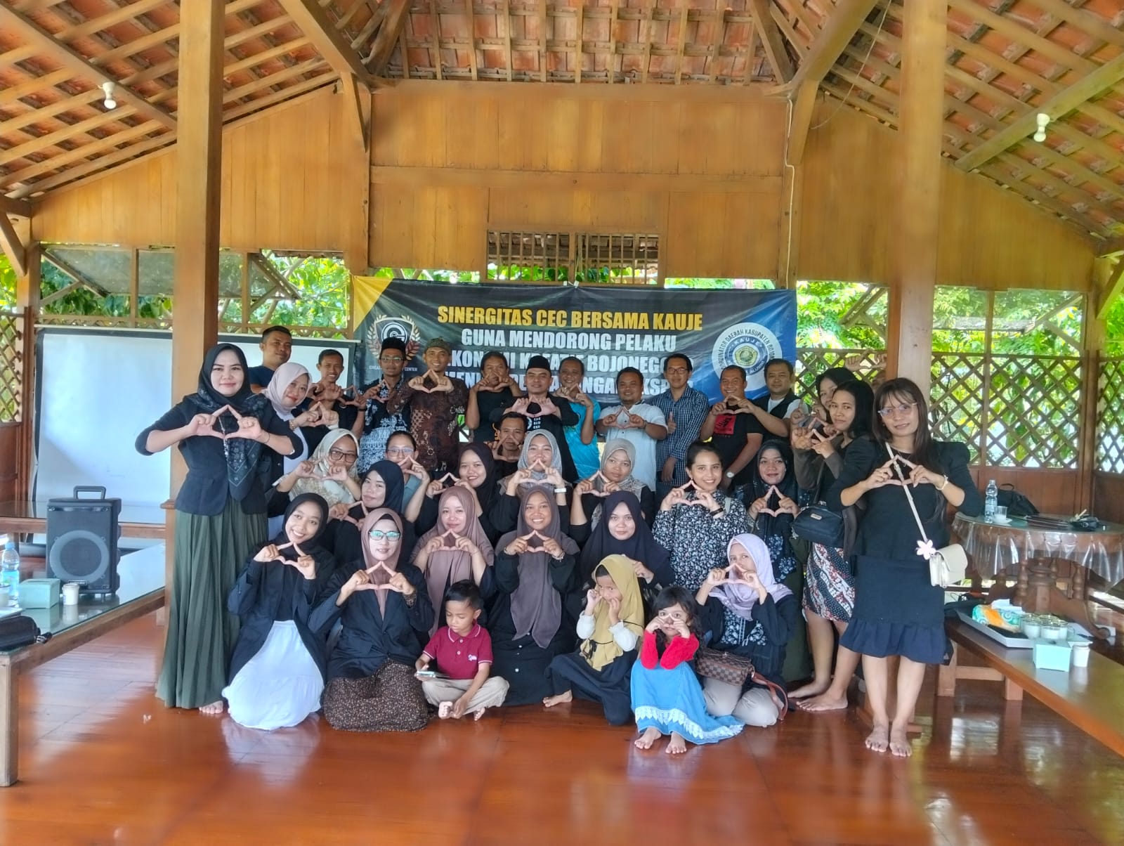 DORONG KE EKSPOR: Para peserta Creative Economy Center (CEC) saat foto bersama usai mengikuti kegiatan. (ISTIMEWA/RADAR BOJONEGORO)