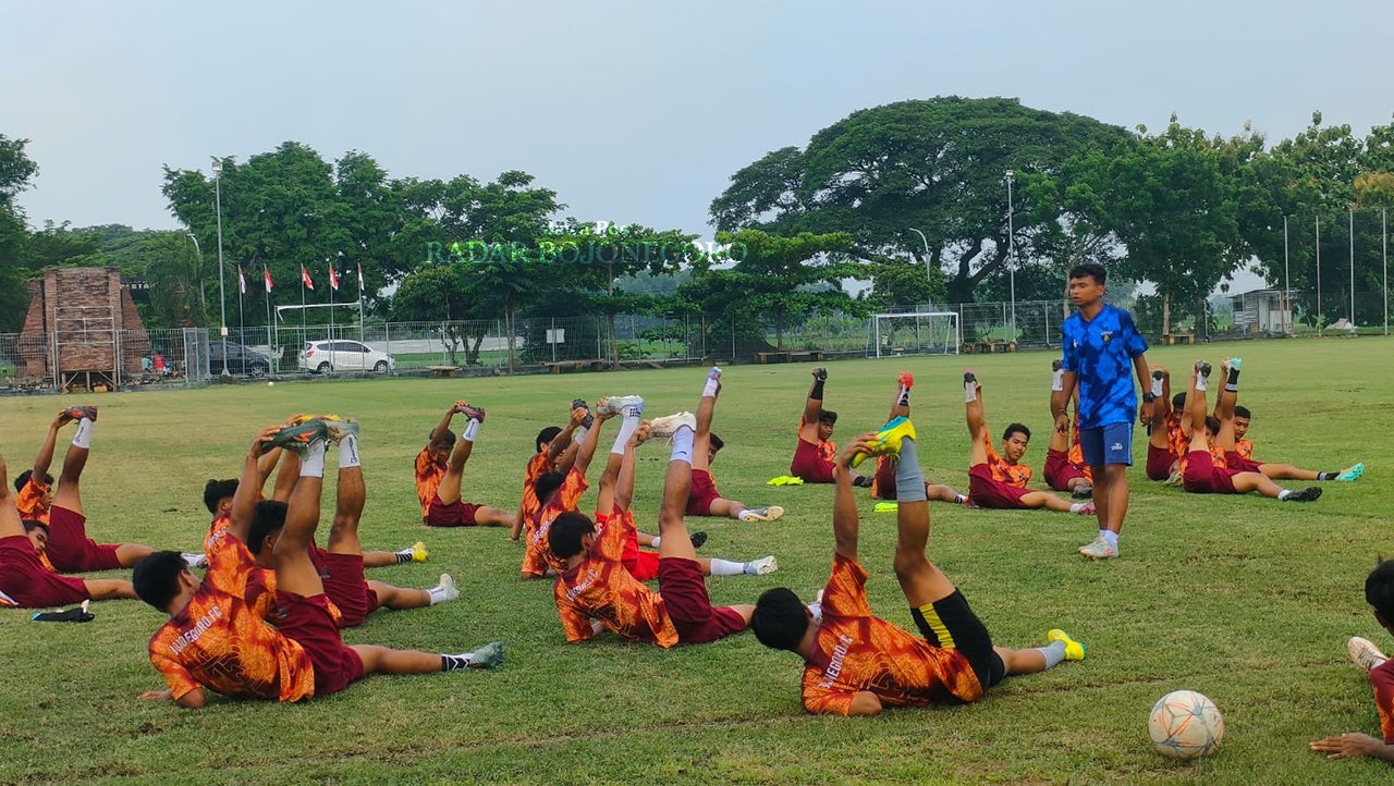 MATANGKAN PERSIAPAN: Bojonegoro FC Minggu (19/1) berangkat ke Kabupaten Kediri menghadapi babak 32 besar Liga 4. Dengan memboyong 21 pemain ke Stadion Canda Birawa di grup EE. (ISTIMEWA/RADAR BOJONEGO