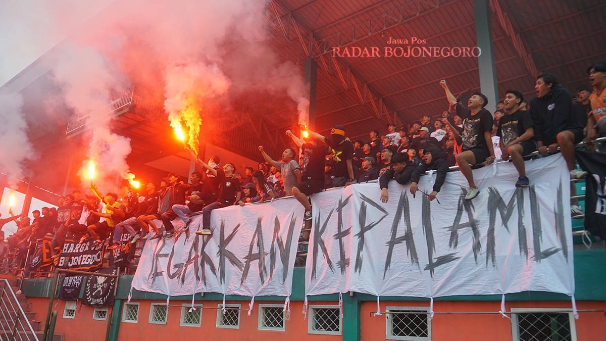 PENYEMANGAT: Seluruh elemen suporter Persibo berikan dukungan moral kepada seluruh pemain saat berlatih di Stadion Letjen H. Sudirman musim lalu (19/1). (YUAN EDO RAMADHANA/RADAR BOJONEGORO)