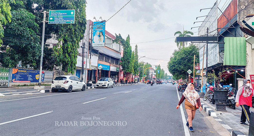 PENERANGAN: Sejumlah ruas jalan di Blora yang sudah terpasangi PJU. (M. LUKMAN HAKIM/RADAR BOJONEGORO)