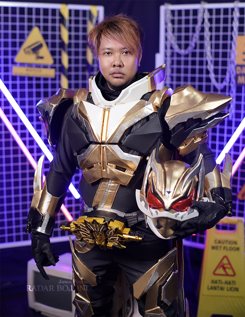 KOSTUM ARMOR: Lukman Hakim mengenakan kostum armor karakter Kamen Rider Dooms Geats buatannya sendiri. (ISTIMEWA/RADAR BOJONEGORO)