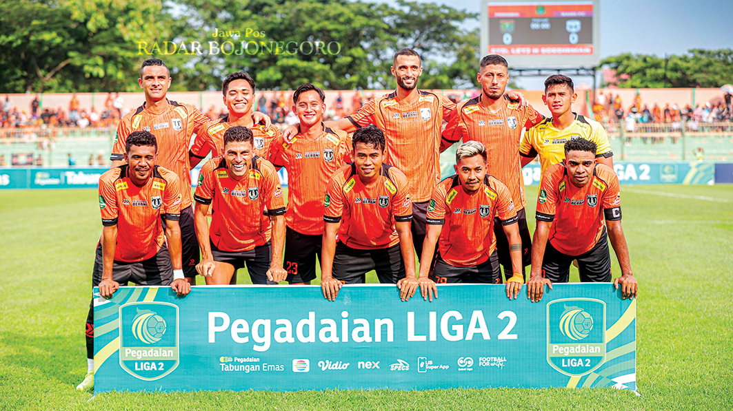 KEBANGGAAN: Skuad Persibo saat menghadapi laga putaran kedua Liga 2 kontra Rans Nusantara FC di SLS pada Sabtu (4/1). (YUAN EDO RAMADHANA/RADAR BOJONEGORO)