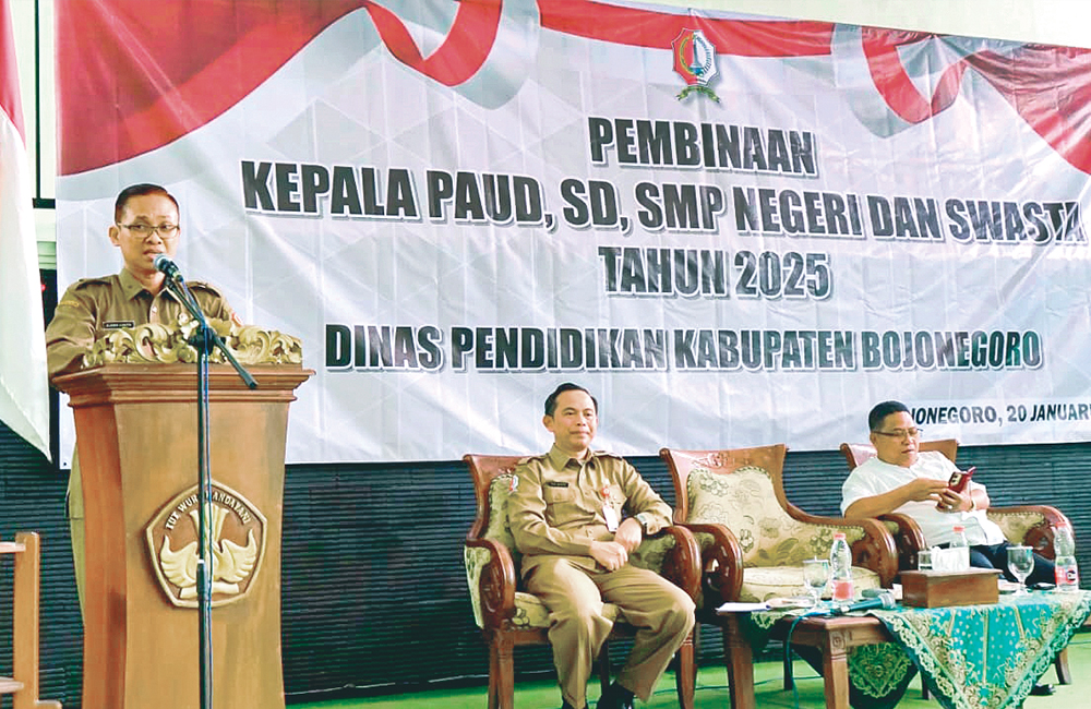 PEMBINAAN: Pj Sekda Bojonegoro Djoko Lukito tengah memberikan pembinaan kepada para Kepsek PAUD, SD, SMP negeri dan swasta di Bojonegoro.