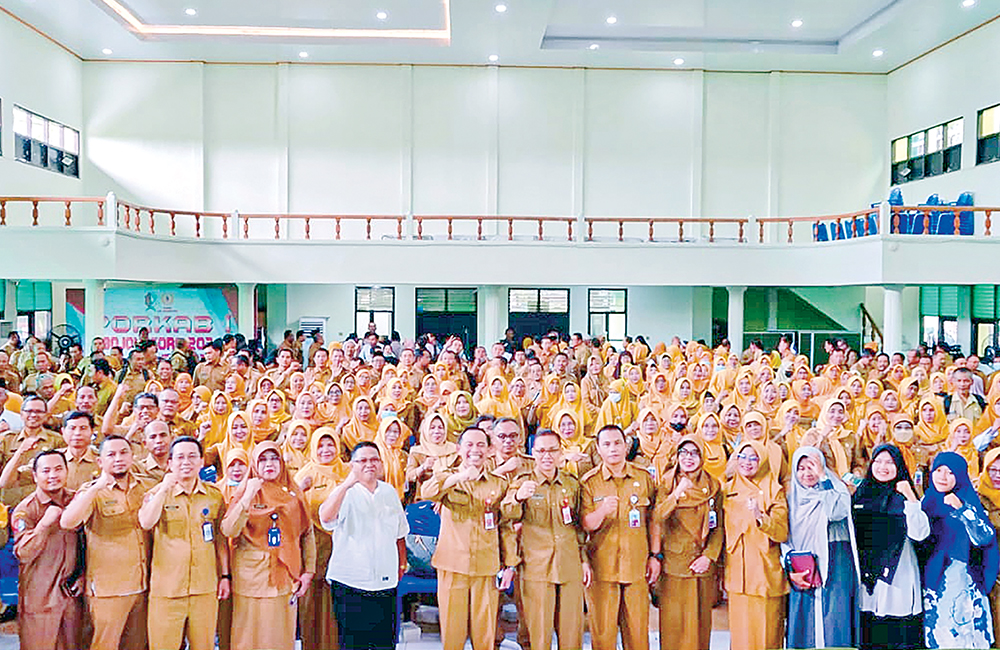 KOMPAK: Para Kepsek PAUD, SD, SMP negeri dan swasta berfoto bersama dengan jajaran Disdik serta Pj Sekda Bojonegoro pada acara pembinaan kemarin (20/1).