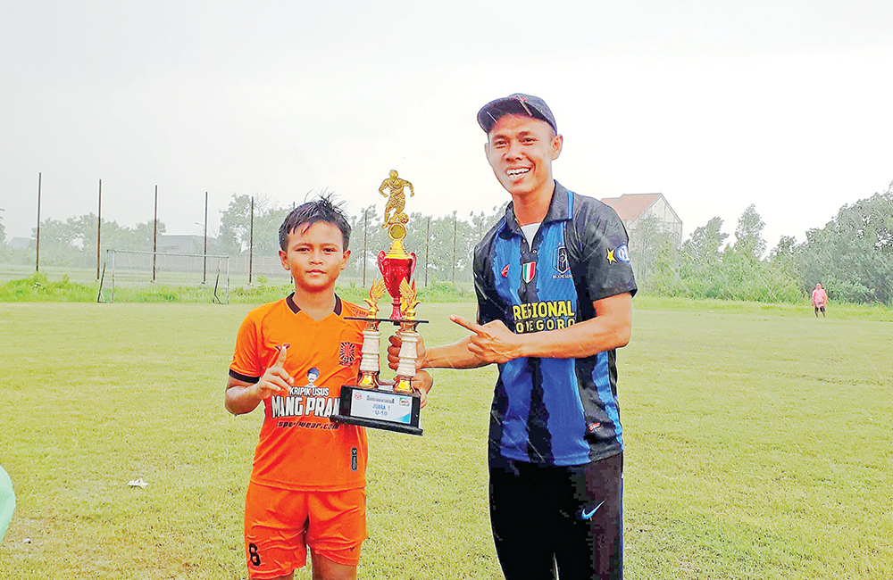 LANGGANAN JUARA: Favian Falzanetti, Siswa MIN 1 Bojonegoro Sepak Bola Langganan Juara.