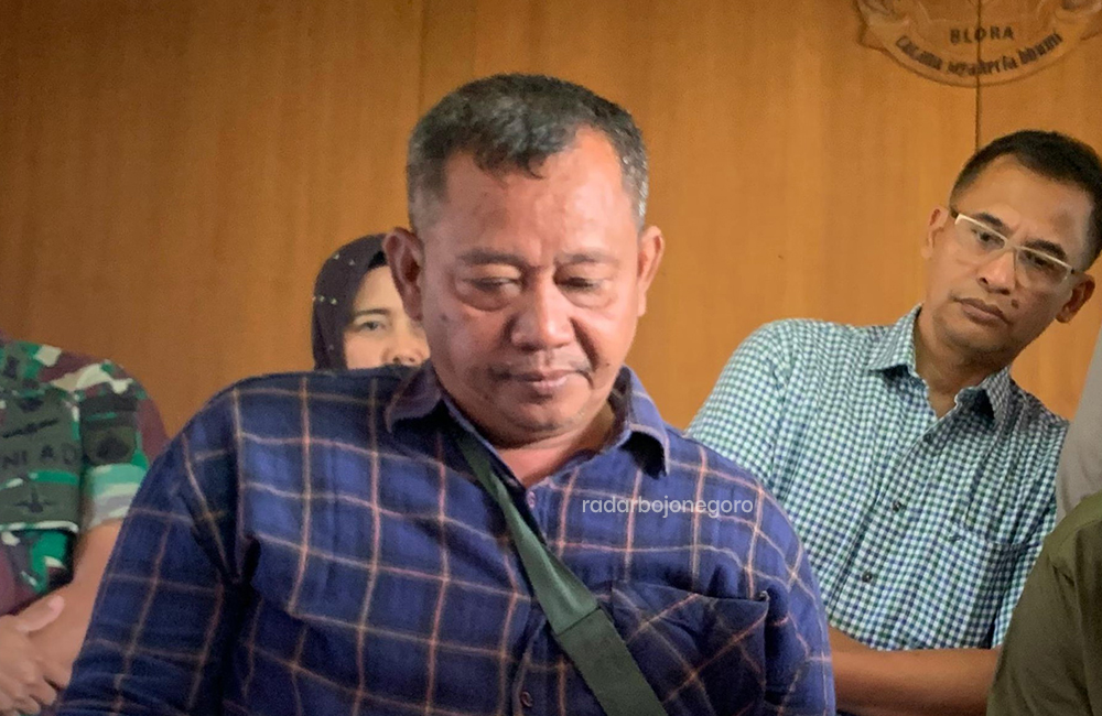 Ketua GRIB Jaya Blora, Sugiyanto saat menandatangani deklarasi damai pasca kerusuhan PP dan GRIB di Blora.