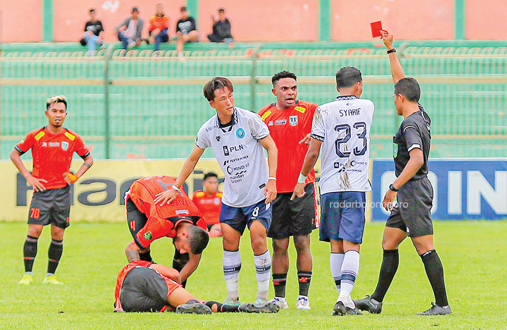 KARTU MERAH: Wasit mengeluarkan kartu merah untuk Pemain Persiku Kudus Jajang Mulyana dan Pemain Persibo Pemain Persiku Kudus Jajang Mulyana dan Pemain Persibo Enzo Celestine.