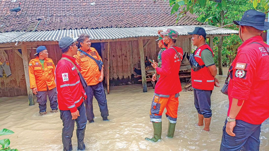 BANJIR: Petugas BPBD Blora bersama Relawan PMI Blora meninjau tiga desa terdampak banjir luapan Kali Wulung kemarin (21/1) (ISTIMEWA/RADAR BOJONEGORO)