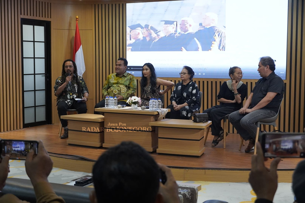 ANTUSIAS: Bupati Blora Arief Rohman (dua dari kiri) menghadiri konferensi pers Festival Satu Abad Pram di PDS H.B. Jassin, Jakarta kemarin (21/1). (ISTIMEWA/RADAR BOJONEGORO)