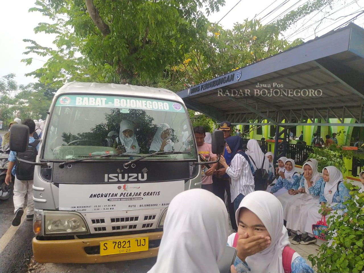 ANGKUTAN GRATIS: Siswa antre menunggu jemputan angkutan pelajar gratis. Tahun ini dianggarkan di APDB sekitar Rp 7,4 miliar. (YANA DWI KURNIYA WATI/RADAR BOJONEGORO)