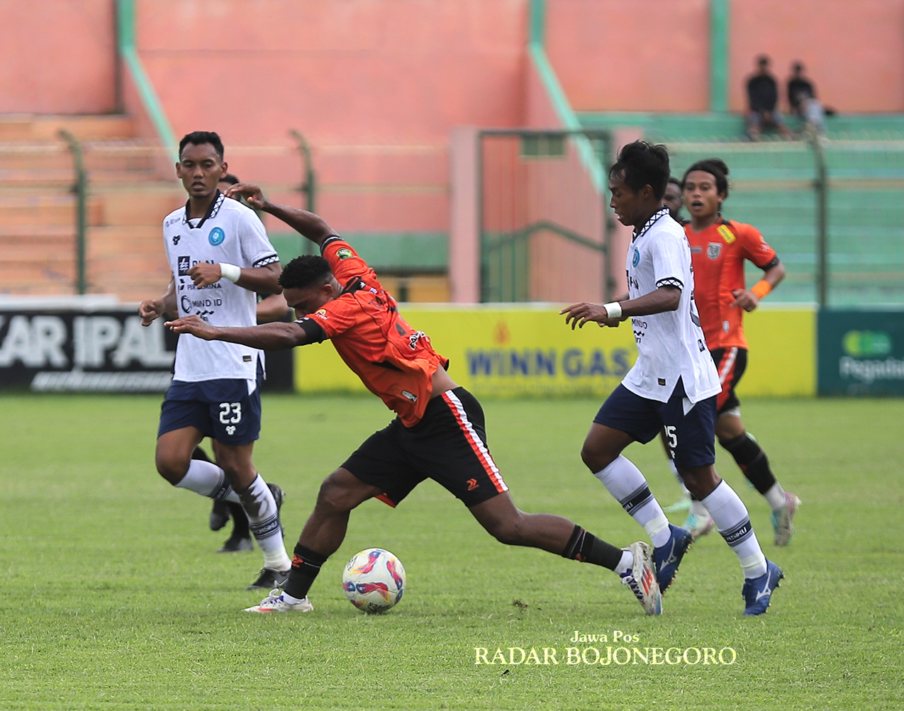 BERJUANG MATI-MATIAN: Osas Saha berjuang mati-matian saat menang tipis melawan Persiku Kudus Senin (20/1) sore di Stadion Letjend Soedirman. (YUAN EDO/RADAR BOJONEGORO)