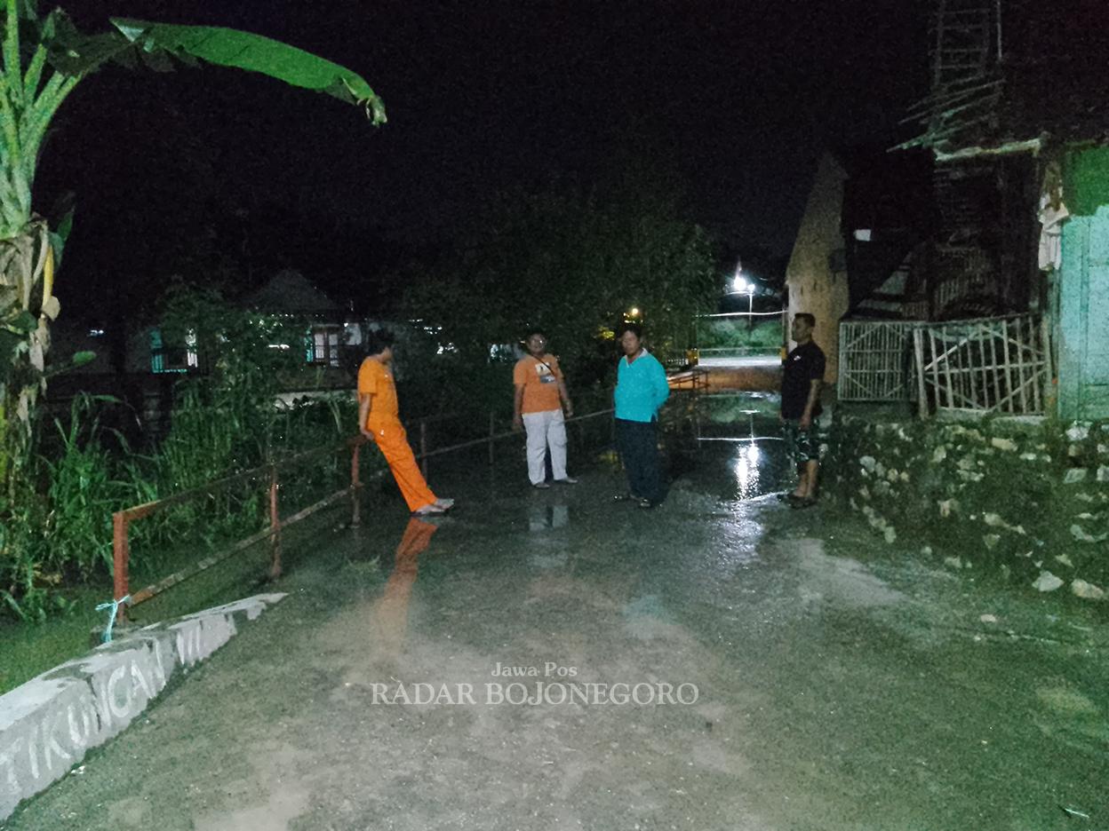 BANJIR: Banjir luapan Bengawan Solo menggenangi jalan turut Kecamatan Cepu mulai dari Selasa (21/1) hingga kemarin (22/1). Namun, debit air mulai berangsur surut. (ISTIMEWA/RADAR BOJONEGORO)