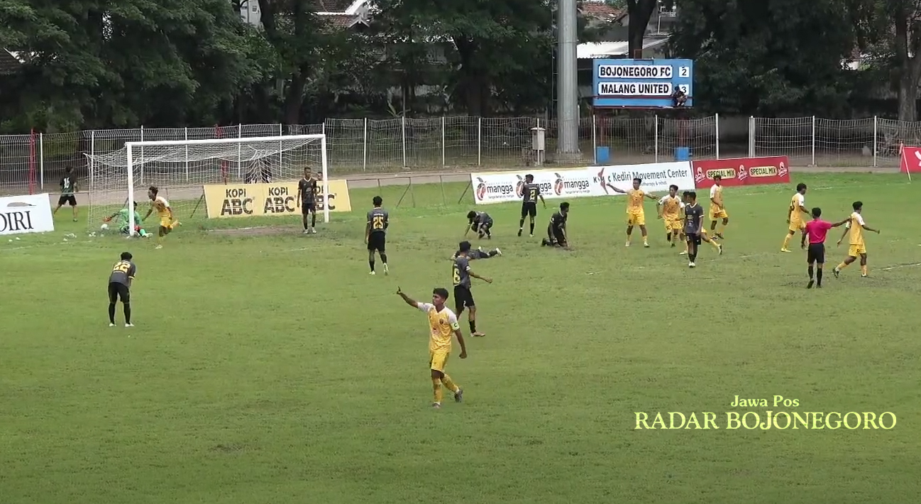 SKOR IMBANG: Bojonegoro FC menyamakan skor 3-3 pada menit 90 saat lawan Malang United di Stadion Canda Bhirawa, Kediri kemarin (22/1). (Dok. PSSI Jatim)