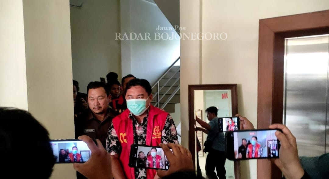 TERDAKWA: Kades Wotan Anam Warsito salah satu dari lima terdakwa kasus dugaan korupsi mobil siaga yang ditetapkan tersangka oleh Kejari Bojonegoro pada 21 Agustus 2024 lalu. (DHANI WAHYU ALFIANSYAH/RA