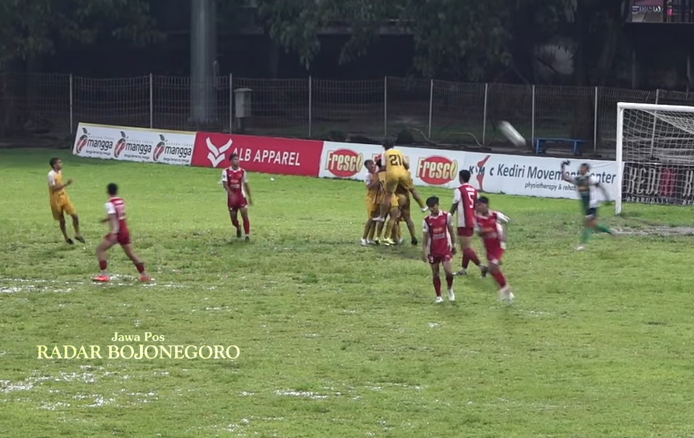 Para pemain Bojonegoro FC (kuning) merayakan gol penentu kemenangan melawan Persedikab Kediri. (Dok. PSSI Jatim)