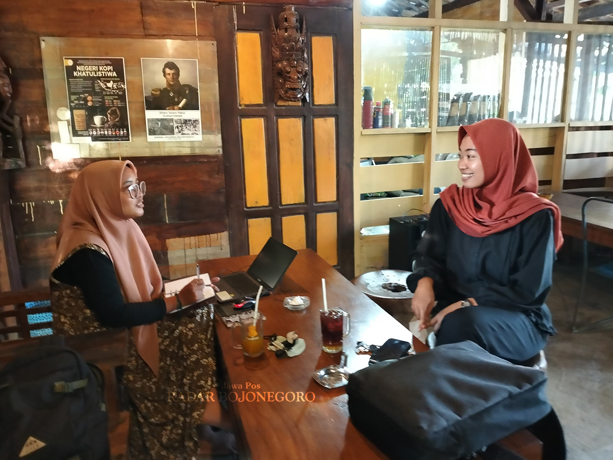 KLASIK: Salah satu warung kopi di Bojonegoro yang mengusung tema tradisional. Dilengkapi ornamen mulai kursi, meja,  hingga lampu klasik. (YANA DWI KURNIYA WATI/RADAR BOJONEGORO)