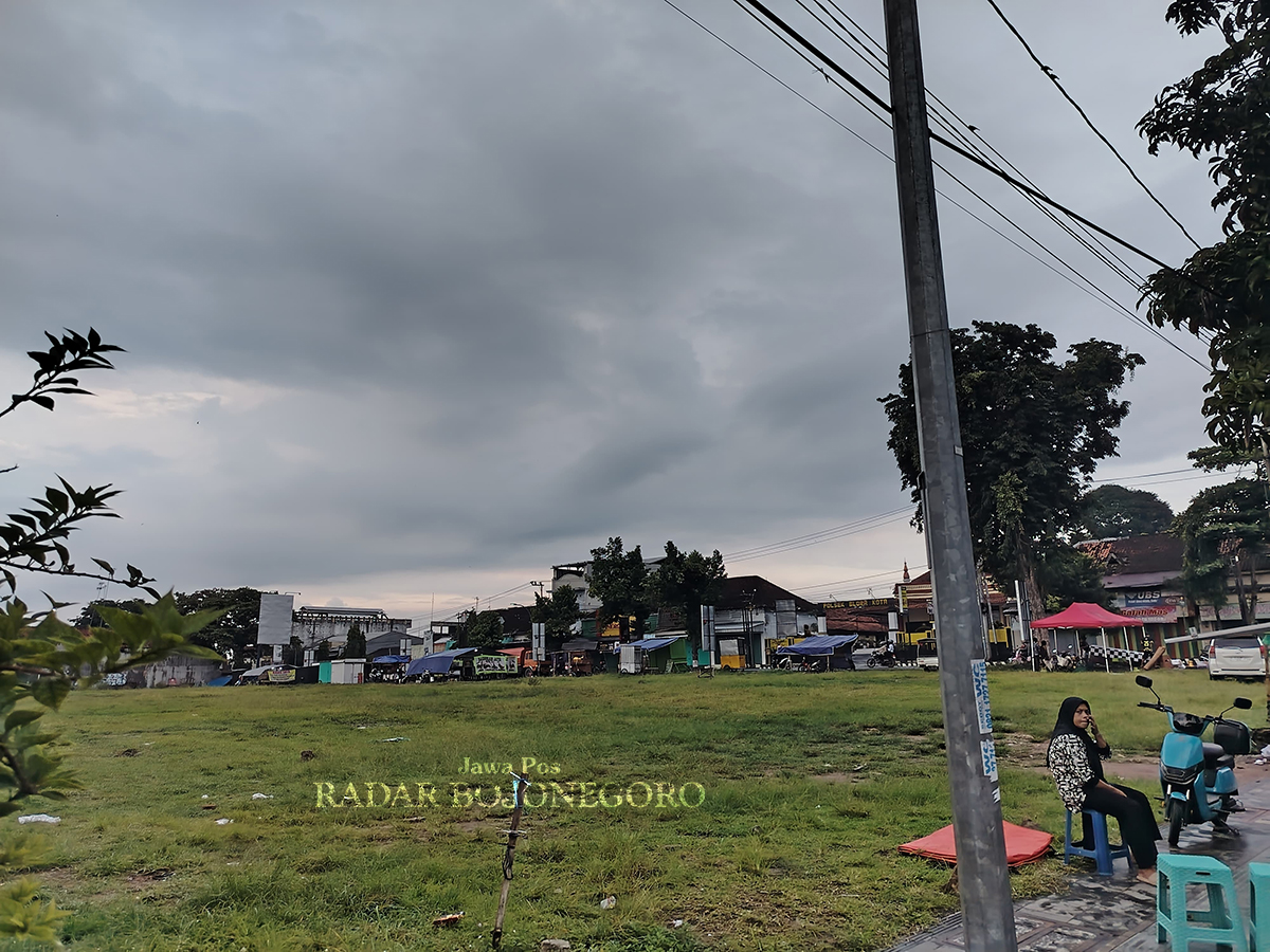 MANGKRAK: Lahan esk Pasar Blora ini mengkrak sejak 2019, pemkab menawarkan kerja sama dengan inverstor luar kota. (RAHUL OSCARRA DUTA/RADAR BOJONEGORO)