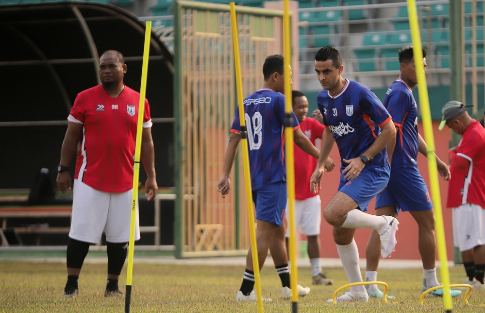 Asisten pelatih Reswandi Samuji (kiri) digeser menggantikan Kahudi Wahyu sebagai pelatih kepala Persibo.