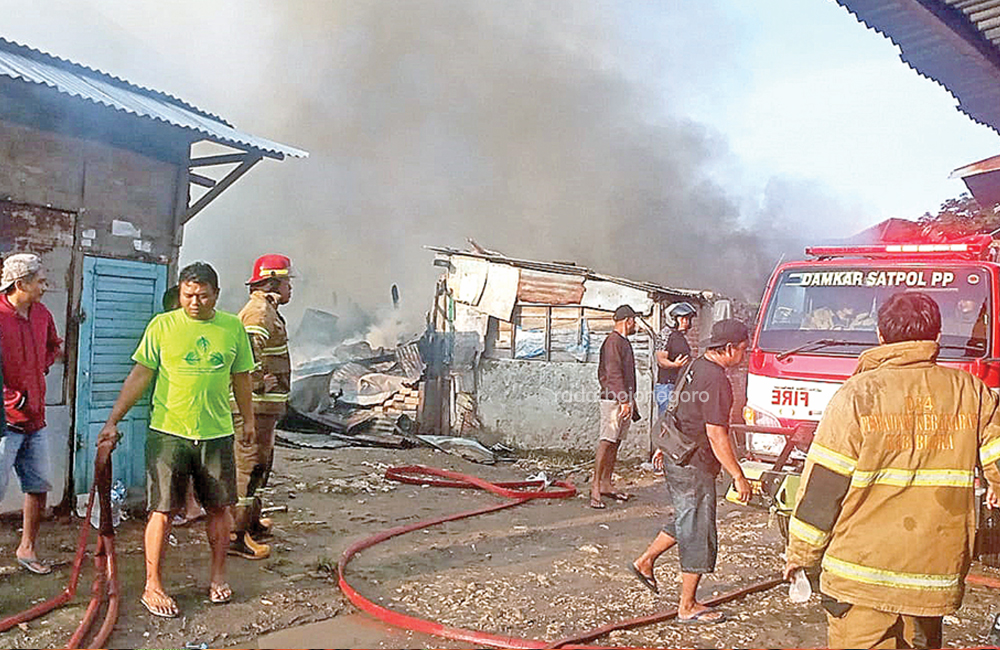 LUDES: Petugas Damkar melakukan pemadaman di Pasar Induk Cepu yang terbakar kemarin pagi.