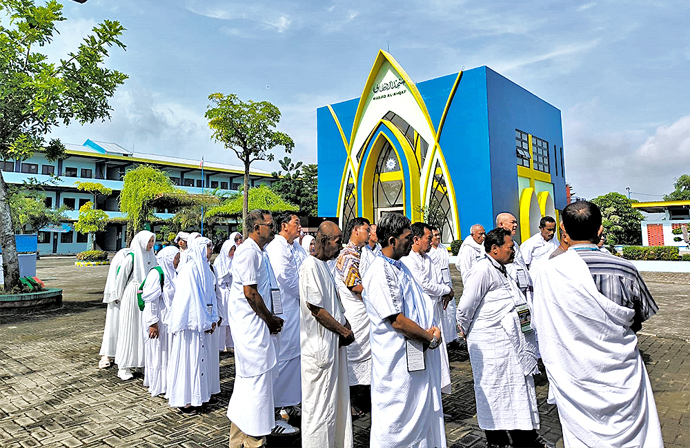 PERSIAPAN: Para CJH KBIHU Masyarakat Madani sedang mengikuti kegiatan manasik haji di lapangan Muhammadiyah Boarding School (MBS) Al Amin kemarin (26/1).