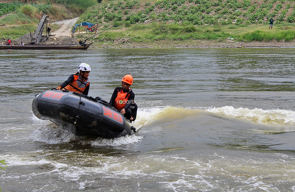 PENCARIAN: Personel Tim SAR Gabungan BPBD Bojonegoro melakukan pencarian orang tenggelam di Bengawan Solo turut Kelurahan Ledok Kulon, Kecamatan Bojonegoro Kota pada Agustus 2024 lalu.