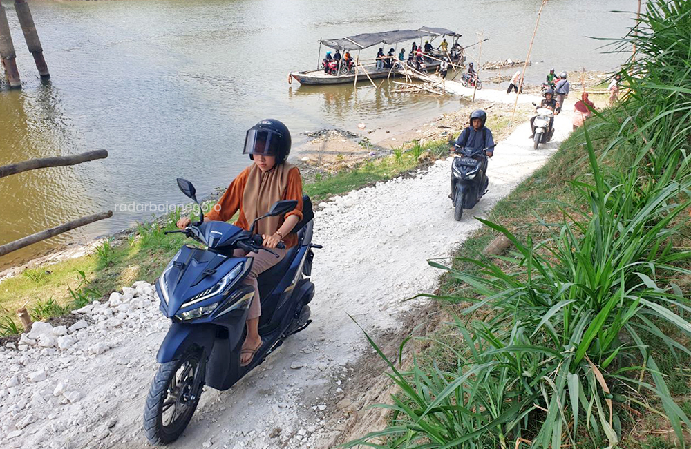Penyeberangan darurat di bawah jembatan Glendeng saat kondisi jembatan masih dalam perbaikan di tahun 2023 lalu.