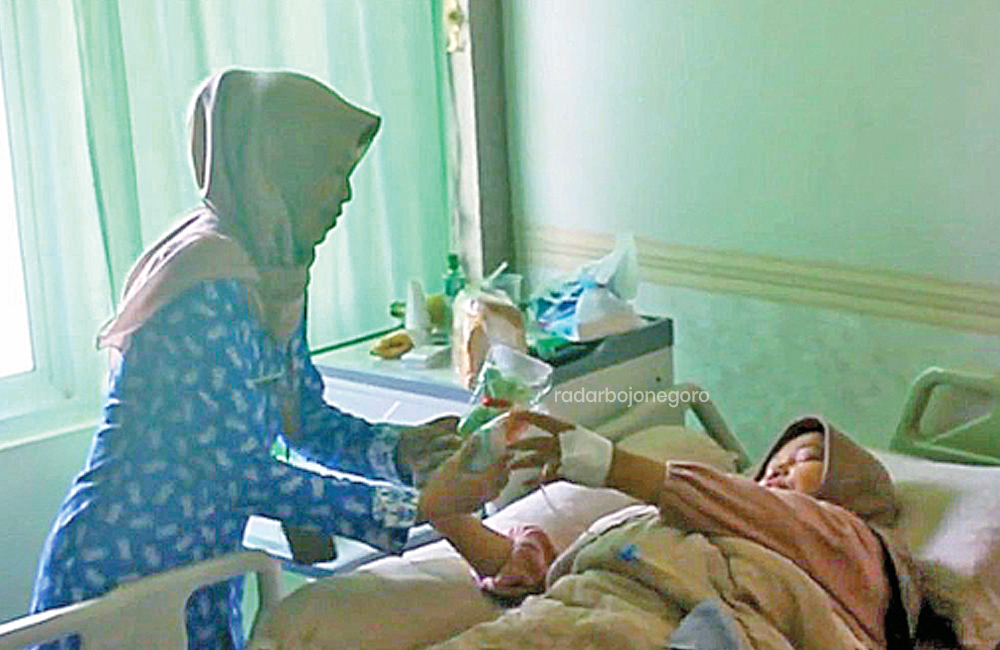 Persagi Blora membagikan makanan  bergizi pada pasien di RSUD dr Setijono Blora. Itu dilakukan karena angka stunting di Blora masih tinggi.