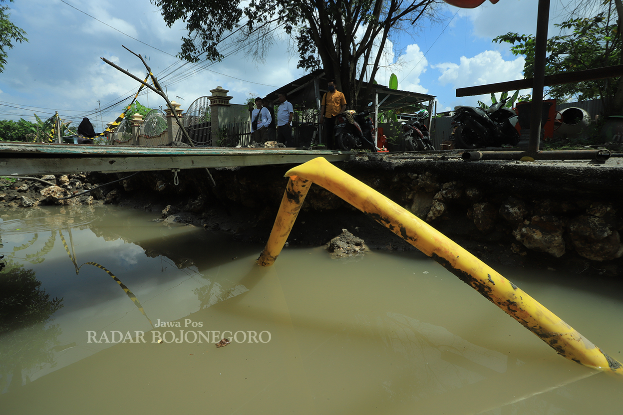 BOCOR: Jaringan gas yang bocor karena proyek infrastruktur. (M. NURCHOLIS/RADAR BOJONEGORO)