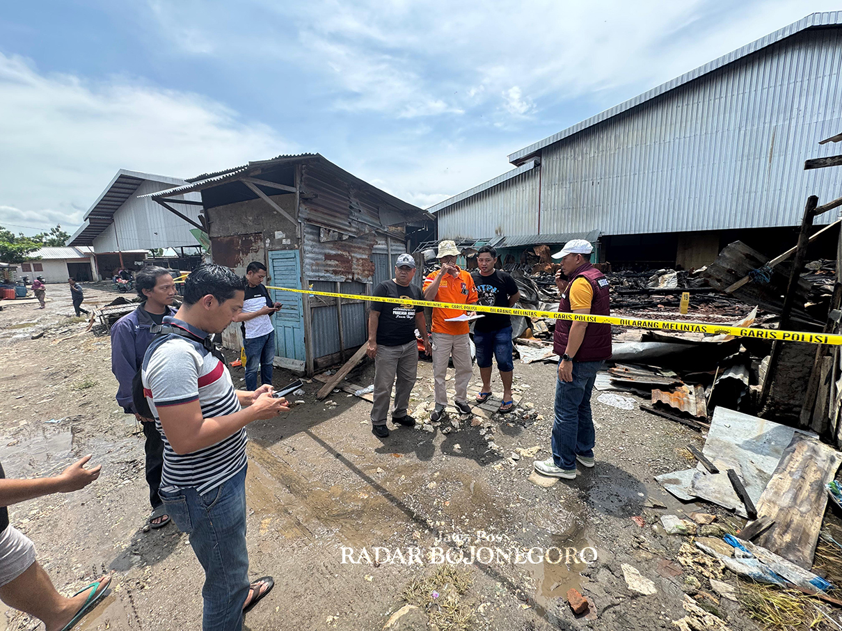 SELIDIK: Tim Satreskrim Polres Blora telah memasang garis polisi di lokasi kebakaran Pasar Induk Cepu dan masih proses penyelidikan guna mengetahui penyebab awal kebakaran terjadi. (ISTIMEWA/RADAR BOJ