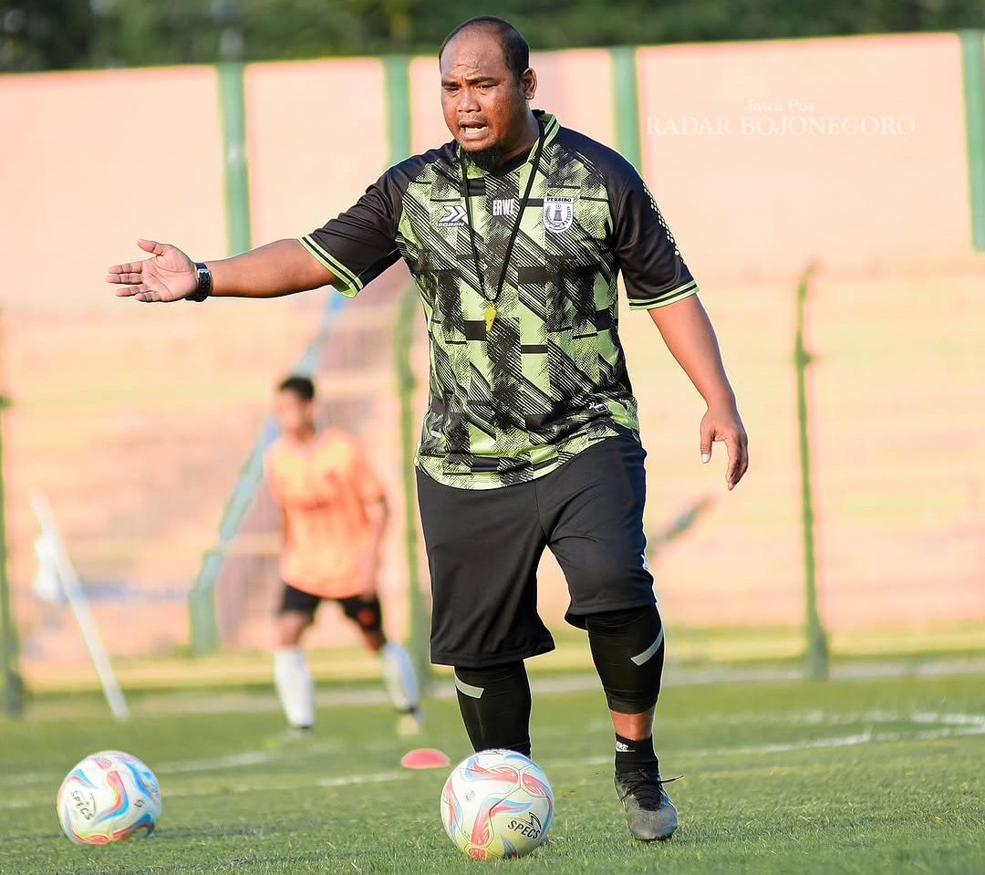 PROMOSI: Reswandi yang sebelumnya asisten pelatih Persibo. Kini resmi dipromosikan sebagai pelatih. (ISTIMEWA/RADAR BOJONEGORO)