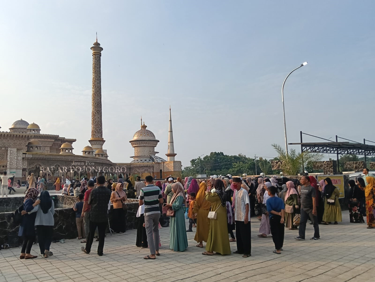 PADAT: Warga memadati Masjid Wisata Religi di Desa Sumberejo, Kecamatan Margomulyo. (DHANI WAHYU ALFIANSYAH/RADAR BOJONEGORO)