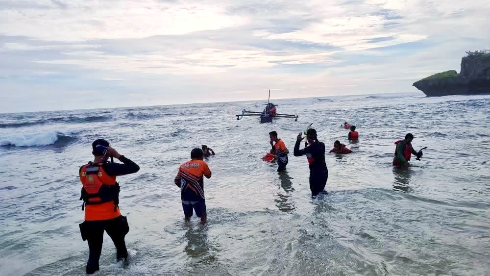 Proses evakuasi siswa hanyut di Pantai Drini, Yogyakarta, Selasa (28/1).